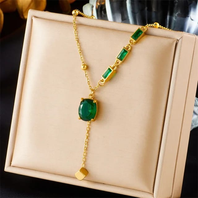 Classy emerald green necklace